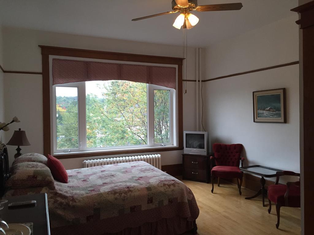 Le Petit Chateau Montebello B&B Habitación foto